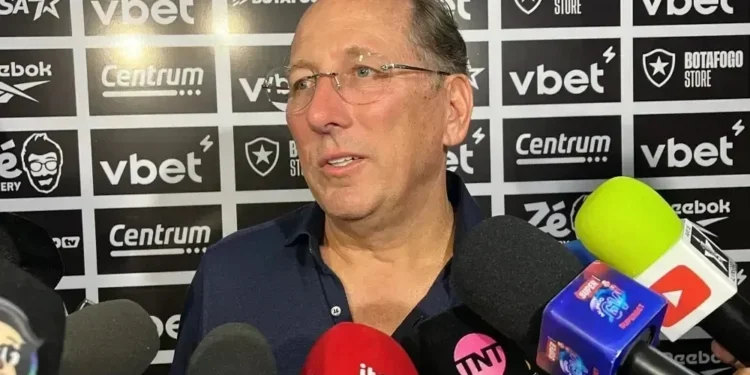 Textor admite falhas do Botafogo e não desiste do Brasileiro: “Vamos lutar”