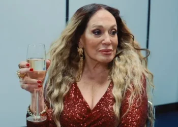 Susana Vieira vira Mariah Carey tentando tirar CPF em vídeo