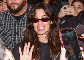 Camila Cabello chega ao Brasil e é recepcionada por fãs