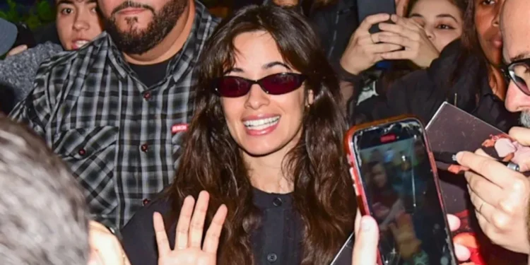 Camila Cabello chega ao Brasil e é recepcionada por fãs