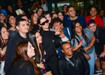 Jessie J desembarca no Brasil em meio a tratamento de câncer; confira