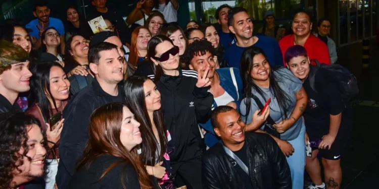 Jessie J desembarca no Brasil em meio a tratamento de câncer; confira