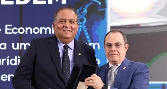 Vice-presidente do Senado, Eduardo Gomes é homenageado por desembargador Marco Villas Boas em celebração nacional da magistratura