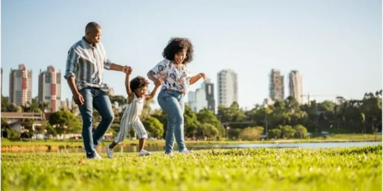 Passar mais tempo ao ar livre ajuda a prevenir casos de miopia