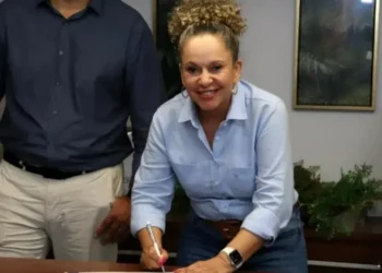 Prefeita Josi Nunes durante formalização da cessão de área no PAIG

Créditos: Prefeitura de Gurupi