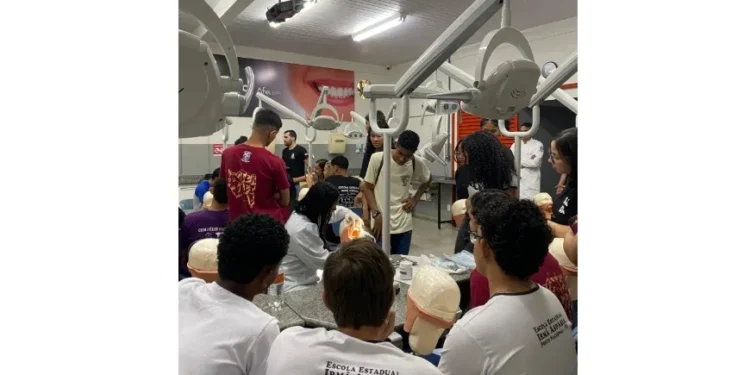 Terceira edição da Feira das Profissões inspira futuros universitários em Porto Nacional