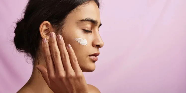 Cremes com agulhas? Entenda a nova obsessão de skincare