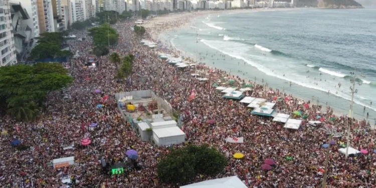 Ato contra PEC da Blindagem reuniu 41,8 mil em Copacabana, diz USP