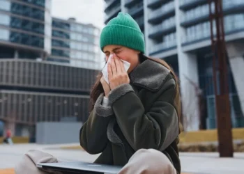 Atchim! Médicos explicam por que você não deve segurar o espirro