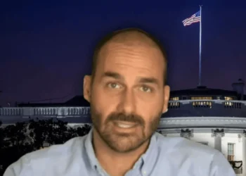 Eduardo Bolsonaro manda recado após sanção contra esposa de Moraes