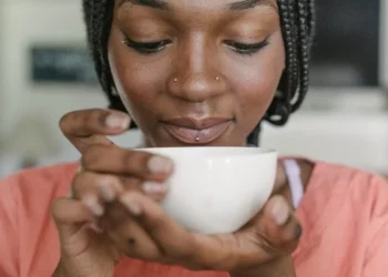 Chá anti-inflamatório alivia problemas digestivos e melhora microbiota