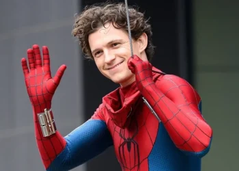 Tom Holland faz 1ª aparição após acidente no set de Homem-Aranha