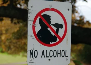 Especialistas explicam se consumir bebidas não alcoólicas é seguro