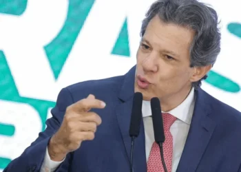 Haddad diz que Lula anda de cabeça erguida e sabe se fazer respeitar