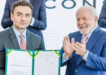Com saída de Sabino, Lula avalia nomes para assumir o Turismo