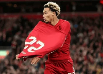 Atacante do Liverpool pode ser punido após expulsão por tirar a camisa