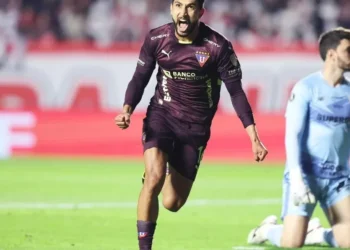 Com dois gols anulados, São Paulo perde em casa e deixa a Libertadores