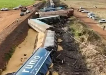 Trem de carga descarrila após bater em caminhão.