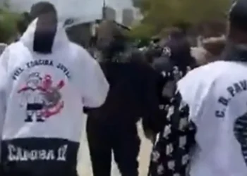 Torcedores do Corinthians cobram elenco antes de jogo contra Flamengo