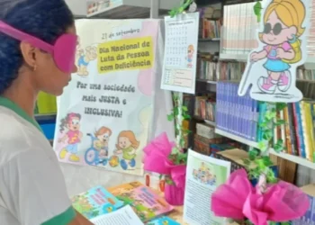 Aluna Maria Julia experimentando o sistema Braille - Foto: Divulgação/Seduc/Governo do Tocantins