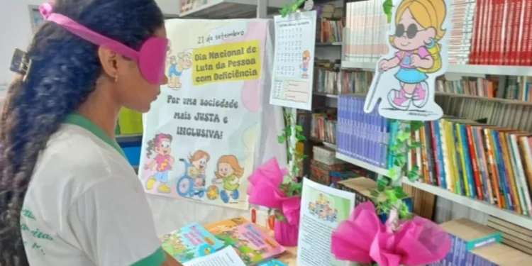 Aluna Maria Julia experimentando o sistema Braille - Foto: Divulgação/Seduc/Governo do Tocantins