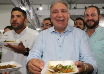 Governador Laurez Moreira, acompanhado do secretário de Esportes, Juarez Salim Moreira, participou da 8ª edição do Festival do Chambari, que celebra a identidade tocantinense, reúne milhares de visitantes e impulsiona a economia local – Marcio Vieira/Governo do Tocantins