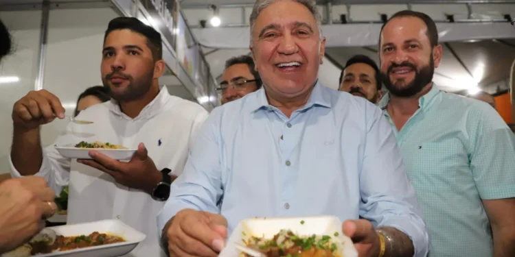 Governador Laurez Moreira, acompanhado do secretário de Esportes, Juarez Salim Moreira, participou da 8ª edição do Festival do Chambari, que celebra a identidade tocantinense, reúne milhares de visitantes e impulsiona a economia local – Marcio Vieira/Governo do Tocantins