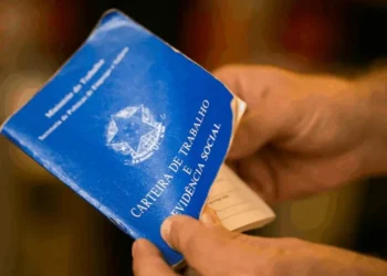 Desemprego é de 5,6% no trimestre até agosto e repete mínima histórica