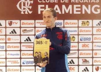 Filipe Luís completa um ano no comando do Flamengo e é homenageado