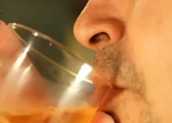 Bebidas contaminadas com metanol foram responsáveis pela morte de duas pessoas em São Paulo, uma terceira morte está sendo investigada. — Foto: Reprodução/TV Globo/Fantástico