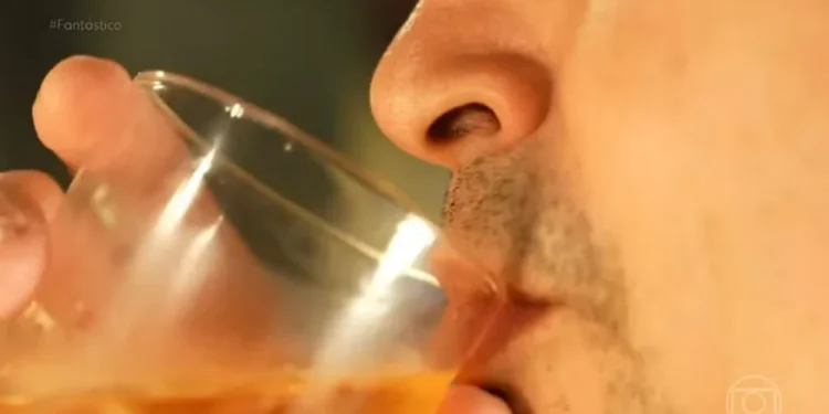Bebidas contaminadas com metanol foram responsáveis pela morte de duas pessoas em São Paulo, uma terceira morte está sendo investigada. — Foto: Reprodução/TV Globo/Fantástico
