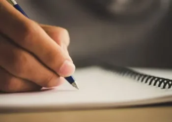 Leitura frequente, treino de redação e repertórios culturais são aliados poderosos no estudo da língua portuguesa — Foto: Freepik