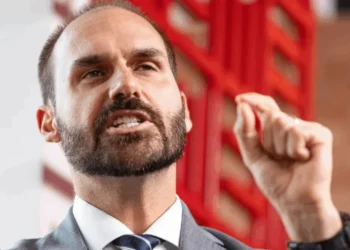 Moraes notifica Eduardo Bolsonaro por edital e prazo começa a correr