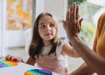 Karol G canta em português em apresentação durante jogo da NFL no Brasil