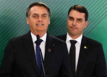 Flávio Bolsonaro: condenação do pai no TSE foi manipulada