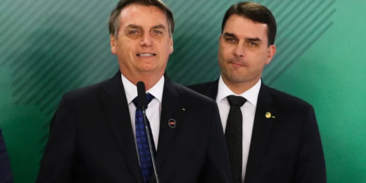 Flávio Bolsonaro: condenação do pai no TSE foi manipulada