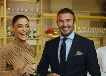 Juliana Paes posa ao lado de David Beckham: “Novos amigos”