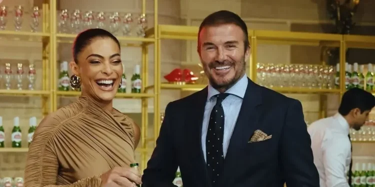 Juliana Paes posa ao lado de David Beckham: “Novos amigos”