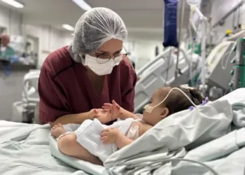 Izonete e a filha Laura após cirurgia no Hospital Infantil Albert Sabin, em Recife • Levi Aguiar/HIAS