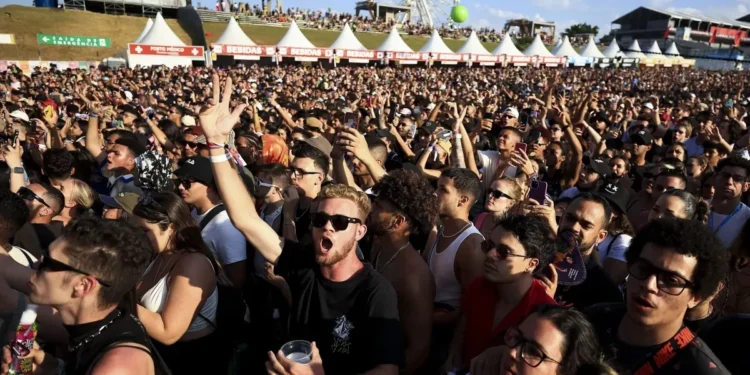 Mulher perde processo trabalhista após ir em festival com atestado médico