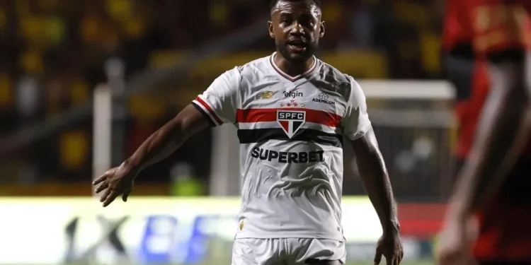 São Paulo toma decisões distintas sobre saídas de jogadores da base