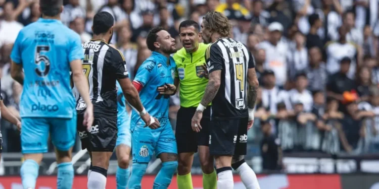 Dia de Neymar na Arena MRV tem vaias, fotos, chances incríveis e “treta”