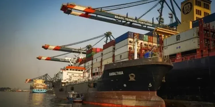 Com tarifaço, exportações do Brasil aos EUA caem 18% em agosto