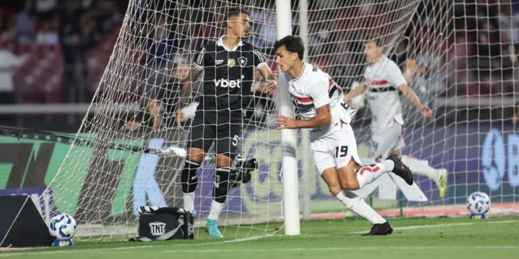 Dinenno dá fim a jejum, e São Paulo vence Botafogo pelo Brasileirão