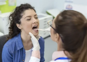 Ataque cardíaco pode ser causado por bactérias comuns da boca, diz estudo