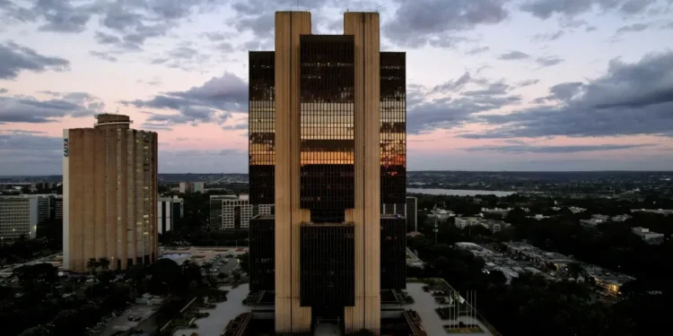 Focus: Mercado reduz projeção de IPCA para este ano e ajusta Selic em 2026