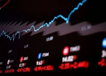 Ibovespa renova máxima histórica e dólar cai a R$ 5,38 com dados dos EUA