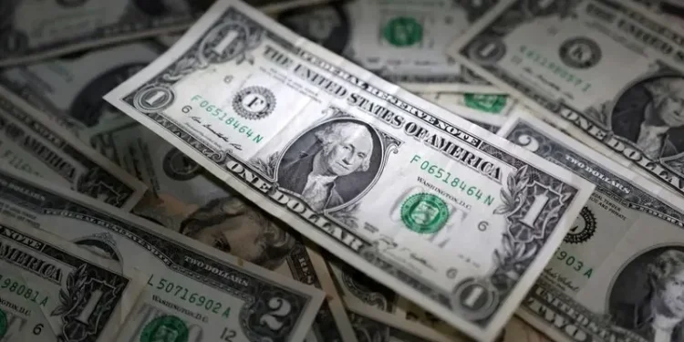 Dólar e Ibovespa rondam estabilidade com julgamento de Bolsonaro em foco