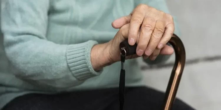 Limitação física é o maior medo do brasileiro ao envelhecer, mostra estudo