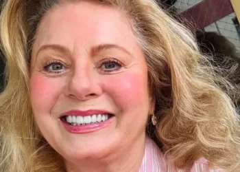 Vera Fischer volta aos palcos com “O Casal Mais Sexy da América”; confira